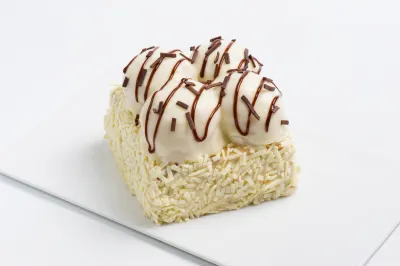 Beyaz Profiterollü Kare Mono