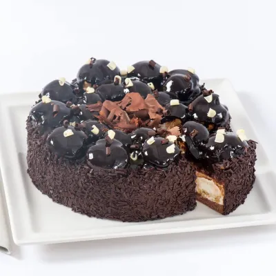Siyah Profiterollü Pasta