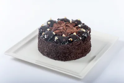 1 No Siyah Profiterollü Pasta